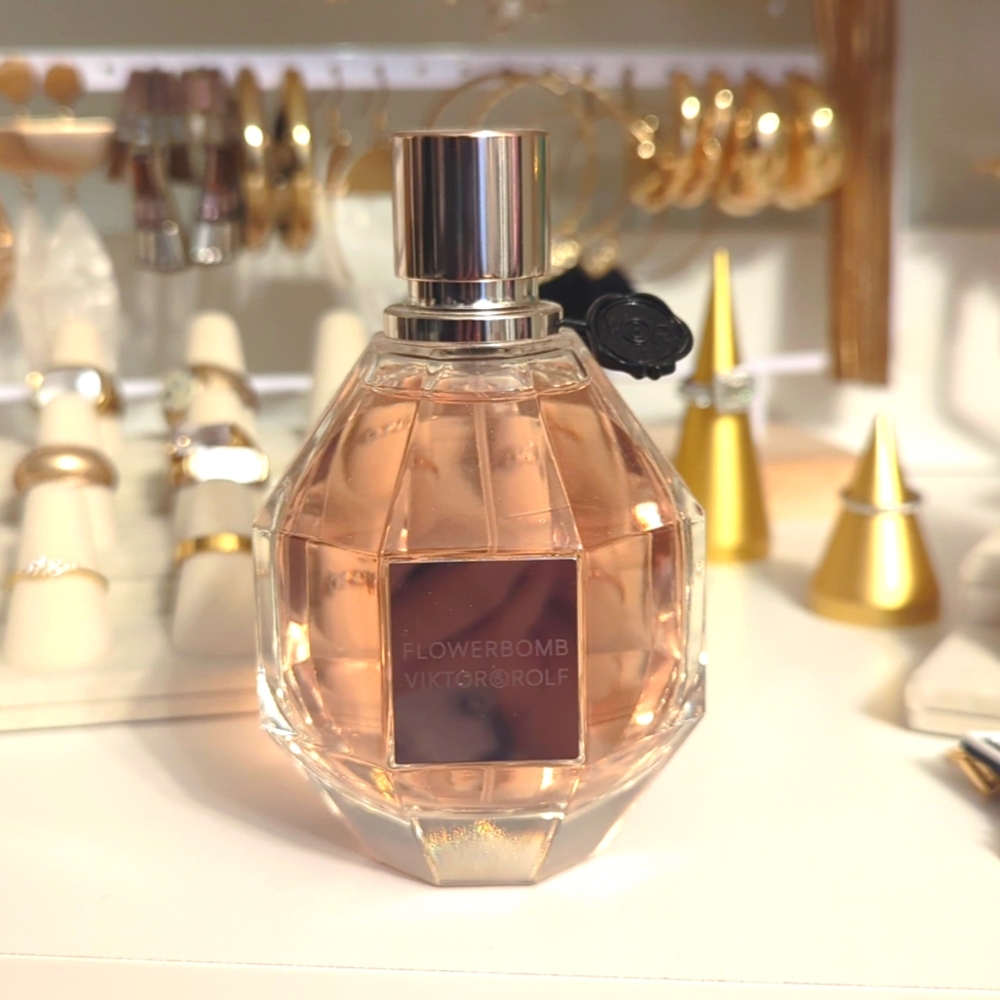 Flowerbomb by Viktor & Rolf - full size. Never used